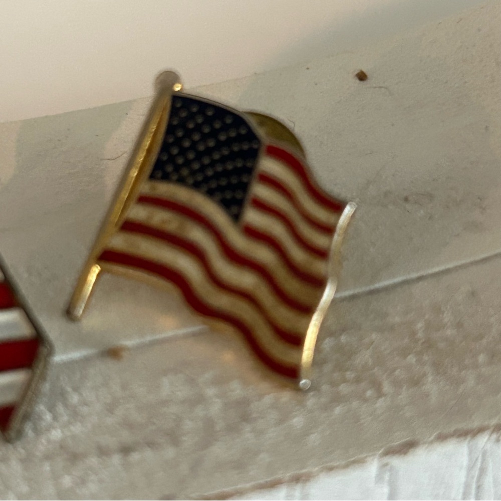 3 Vintage Patriotic Hat Pins 2 American Flag 1 Breast Cancer Ribbon Bundle of 3 - Picture 4 of 7